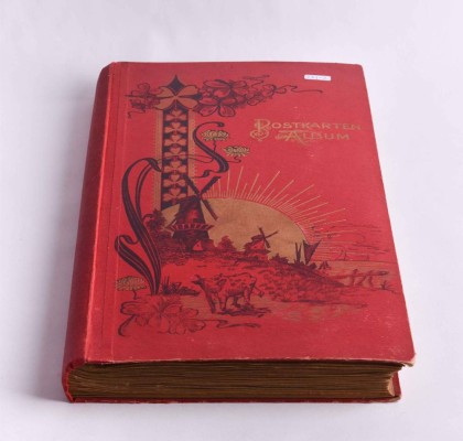 Sammlung Postkarten im Album