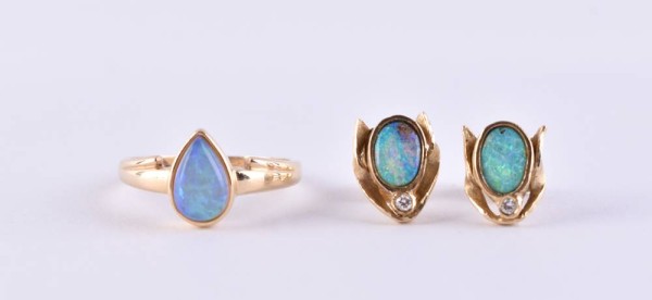 Jewellery set with opals