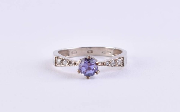 Tansanit Ring mit Diamanten