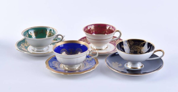 Konvolut Vitrinentassen mit Untertassen