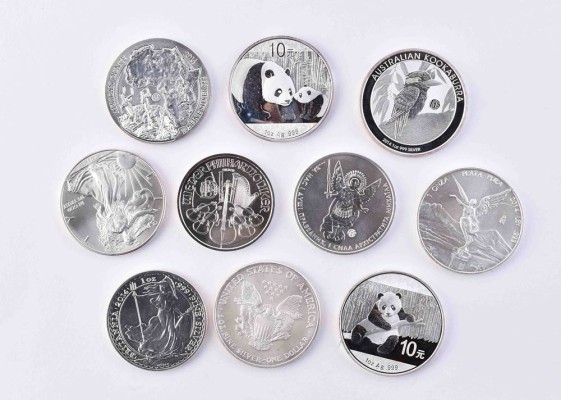 A group of 10 silver coins of 1 oz.