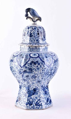 Fayence lidded vase Delft, 17th/18th century