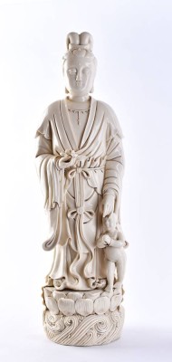 Large porcelain figure from the Guanyin China Qing period