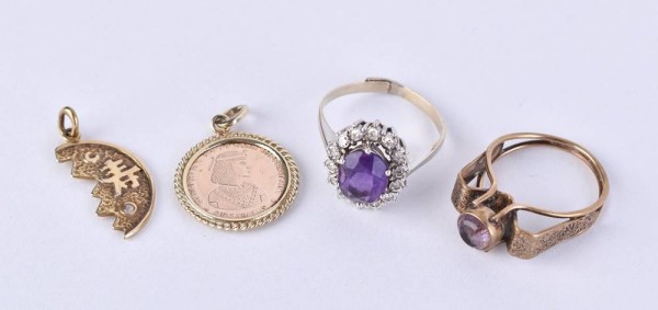 A group of gold jewellery