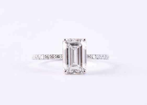 Brilliant solitaire ring