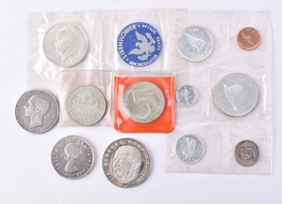A group of silver coins of various widths. countries