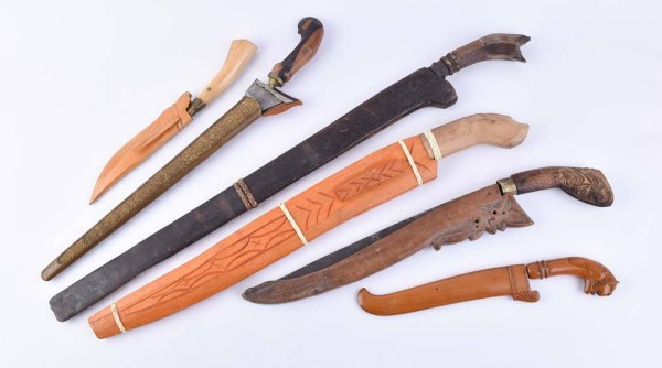 Konvolut Schwerter und Messer Indonesien