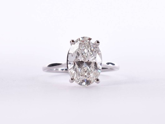 Brilliant-cut solitaire ring