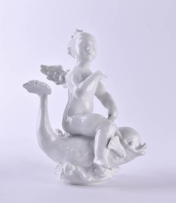 Putto auf Delfin mit Wellensockel KPM Berlin