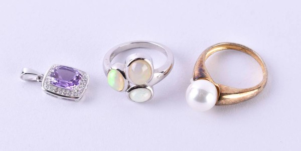 2 rings, 1 pendant