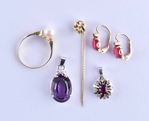 A group of gold jewellery