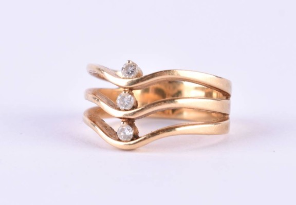 Women's diamond ring