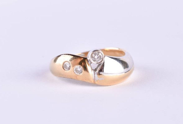 Women's diamond ring