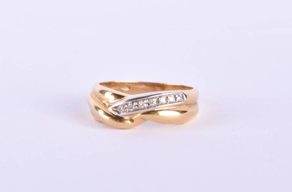 Women's diamond ring