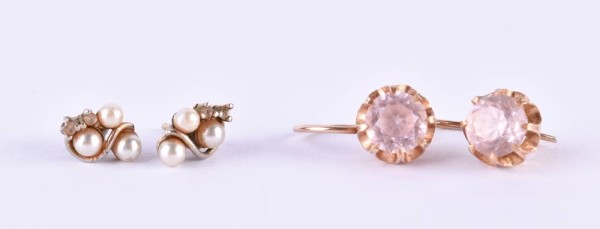 Two pairs of stud earrings