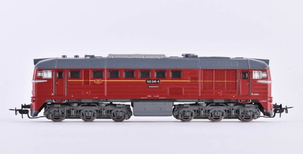Diesellok BR 120 245-6 der DR - Gützold