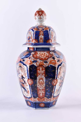Imari Lidded Vase Japan, Meiji Period