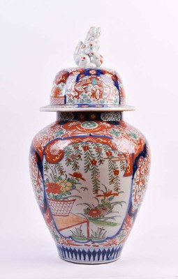 Large Imari lidded vase Japan Meiji period