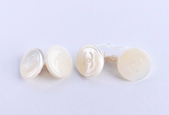 4 mother of pearl buttons Chanel
